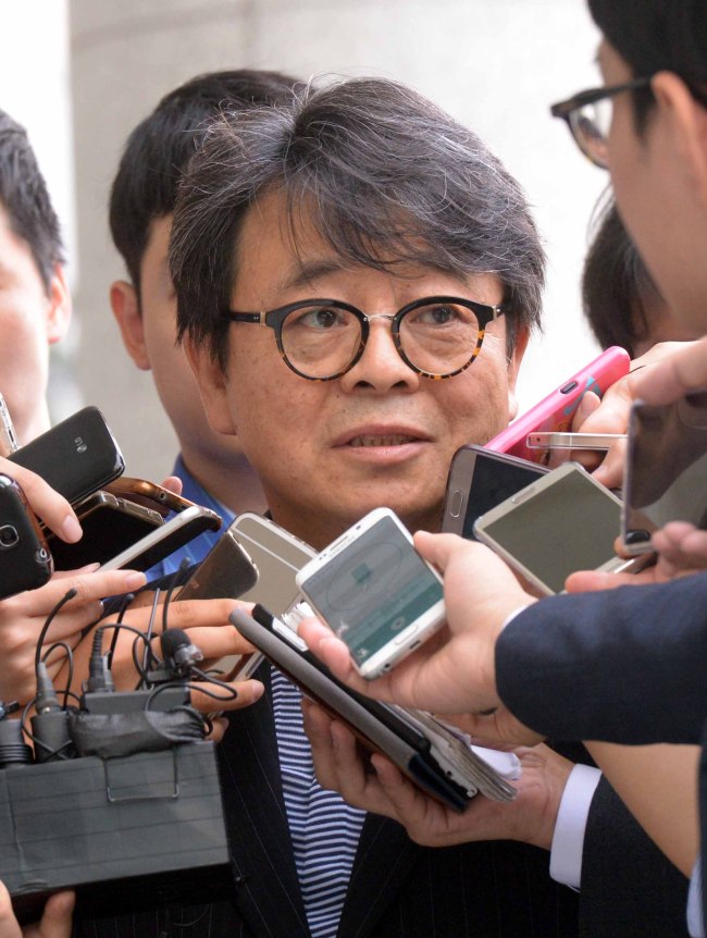대우조선해양 비리를 수사 중인 검찰 부패범죄 특별수사단(단장 김기동 검사장)이 유명 건축가 이창하(60)씨를 11일 피의자 신분으로 소환했다.<br />이날 오전 9시25분 검찰 특별수사단 조사실이 있는 서울고검에 출석한 이씨는 "대우조선에서 일감 몰아 받고 얼마나 혜택을 받았느냐", "관리 비자금 남 전 사장에게 상납했느냐"는 취재진 질문에 "검찰 조사에 성실히 답변하겠다"고 말했다.<br /> <br />이어진 "남상태 전 사장한테 특혜받는 대가로 금품을 제공했느냐"는 질문에는 "아니다"라고 말했다. 이씨는 또 초과 수입분으로 비자금 조성했다는 의혹에 대해서는 "어이 없다"고 답했다. 남상태 전 사장과 관계에 대해서는 "아무 관계 아니다. 회사의 동료였다"고 말했다.<br />이씨는 남상태(66·구속) 전 대우조선 사장의 비자금 금고지기 역할을 했다는 의혹을 받고 있다. 두 사람은 오만 선상호텔 사업과 서울 당산동 사옥 매입 과정에서 사업상 특혜와 비자금 조성을 공모한 혐의다.<br />이씨는 남 전 사장에게서 일감을 몰아 받고 뒷돈을 건넨 혐의도 있다. 남 전 사장은 2006년부터 6년 동안 대우조선 사장으로 일했다.<br /> <br />방송 프로그램 ‘러브하우스’로 유명세를 탄 이씨는 2006년부터 2009년까지 대우
대우조선해양 비리를 수사 중인 검찰 부패범죄 특별수사단(단장 김기동 검사장)이 유명 건축가 이창하(60)씨를 11일 피의자 신분으로 소환했다.
이날 오전 9시25분 검찰 특별수사단 조사실이 있는 서울고검에 출석한 이씨는 "대우조선에서 일감 몰아 받고 얼마나 혜택을 받았느냐", "관리 비자금 남 전 사장에게 상납했느냐"는 취재진 질문에 "검찰 조사에 성실히 답변하겠다"고 말했다.
이어진 "남상태 전 사장한테 특혜받는 대가로 금품을 제공했느냐"는 질문에는 "아니다"라고 말했다. 이씨는 또 초과 수입분으로 비자금 조성했다는 의혹에 대해서는 "어이 없다"고 답했다. 남상태 전 사장과 관계에 대해서는 "아무 관계 아니다. 회사의 동료였다"고 말했다.
이씨는 남상태(66·구속) 전 대우조선 사장의 비자금 금고지기 역할을 했다는 의혹을 받고 있다. 두 사람은 오만 선상호텔 사업과 서울 당산동 사옥 매입 과정에서 사업상 특혜와 비자금 조성을 공모한 혐의다.
이씨는 남 전 사장에게서 일감을 몰아 받고 뒷돈을 건넨 혐의도 있다. 남 전 사장은 2006년부터 6년 동안 대우조선 사장으로 일했다.
방송 프로그램 ‘러브하우스’로 유명세를 탄 이씨는 2006년부터 2009년까지 대우