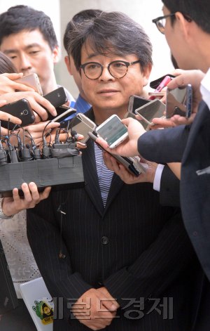 대우조선해양 비리를 수사 중인 검찰 부패범죄 특별수사단(단장 김기동 검사장)이 유명 건축가 이창하(60)씨를 11일 피의자 신분으로 소환했다.<br />이날 오전 9시25분 검찰 특별수사단 조사실이 있는 서울고검에 출석한 이씨는 "대우조선에서 일감 몰아 받고 얼마나 혜택을 받았느냐", "관리 비자금 남 전 사장에게 상납했느냐"는 취재진 질문에 "검찰 조사에 성실히 답변하겠다"고 말했다.<br /> <br />이어진 "남상태 전 사장한테 특혜받는 대가로 금품을 제공했느냐"는 질문에는 "아니다"라고 말했다. 이씨는 또 초과 수입분으로 비자금 조성했다는 의혹에 대해서는 "어이 없다"고 답했다. 남상태 전 사장과 관계에 대해서는 "아무 관계 아니다. 회사의 동료였다"고 말했다.<br />이씨는 남상태(66·구속) 전 대우조선 사장의 비자금 금고지기 역할을 했다는 의혹을 받고 있다. 두 사람은 오만 선상호텔 사업과 서울 당산동 사옥 매입 과정에서 사업상 특혜와 비자금 조성을 공모한 혐의다.<br />이씨는 남 전 사장에게서 일감을 몰아 받고 뒷돈을 건넨 혐의도 있다. 남 전 사장은 2006년부터 6년 동안 대우조선 사장으로 일했다.<br /> <br />방송 프로그램 ‘러브하우스’로 유명세를 탄 이씨는 2006년부터 2009년까지 대우
대우조선해양 비리를 수사 중인 검찰 부패범죄 특별수사단(단장 김기동 검사장)이 유명 건축가 이창하(60)씨를 11일 피의자 신분으로 소환했다.
이날 오전 9시25분 검찰 특별수사단 조사실이 있는 서울고검에 출석한 이씨는 "대우조선에서 일감 몰아 받고 얼마나 혜택을 받았느냐", "관리 비자금 남 전 사장에게 상납했느냐"는 취재진 질문에 "검찰 조사에 성실히 답변하겠다"고 말했다.
이어진 "남상태 전 사장한테 특혜받는 대가로 금품을 제공했느냐"는 질문에는 "아니다"라고 말했다. 이씨는 또 초과 수입분으로 비자금 조성했다는 의혹에 대해서는 "어이 없다"고 답했다. 남상태 전 사장과 관계에 대해서는 "아무 관계 아니다. 회사의 동료였다"고 말했다.
이씨는 남상태(66·구속) 전 대우조선 사장의 비자금 금고지기 역할을 했다는 의혹을 받고 있다. 두 사람은 오만 선상호텔 사업과 서울 당산동 사옥 매입 과정에서 사업상 특혜와 비자금 조성을 공모한 혐의다.
이씨는 남 전 사장에게서 일감을 몰아 받고 뒷돈을 건넨 혐의도 있다. 남 전 사장은 2006년부터 6년 동안 대우조선 사장으로 일했다.
방송 프로그램 ‘러브하우스’로 유명세를 탄 이씨는 2006년부터 2009년까지 대우