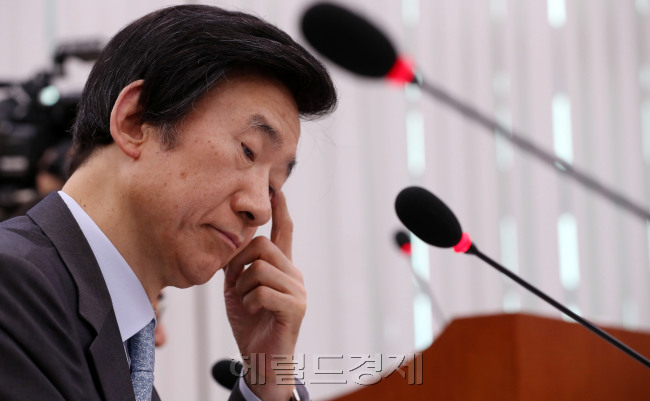 윤병세 외교부장관이 11일 오전 서울 여의도 국회에서 열린 외교통일위원회 전체회의에서 자료를 검토하고 있다. 박해묵 기자/mook@heraldcorp.com
