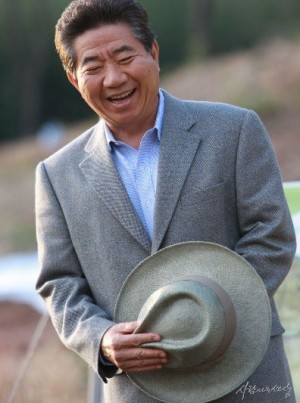 고(故) 노무현 전 대통령의 생전 모습. 소탈한 모습으로 함박웃음을 짓는 모습이 인상적이다.