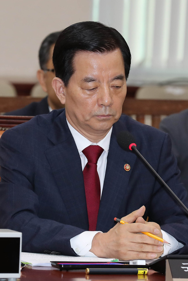 한민구 국방부 장관이 11일 국회에서 열린 국방위원회 전체회의에서 사드 한반도 배치와 관련한 보고에 앞서 생각에 잠겨 있다.  박해묵 기자/mook@heraldcorp.com