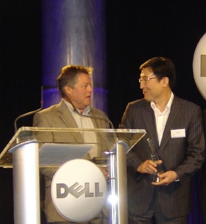 Kim Woo-sik (right), a former vice president of LG Display, receives an award from Dell in 2007. / The Investor