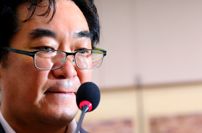 Na Hyang-wook, director general of Education Minister attends a parliamentary committee meeting on Monday. (Yonhap)