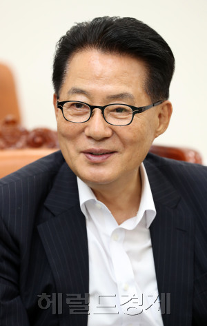 박지원 국민의당 비대위원장이 11일 오후 서울 여의도 국회 국민의당 원내대표 회의실에서 본지와 인터뷰를 가지고 있다. 박해묵 기자/mook@heraldcorp.com