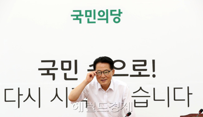 박지원 국민의당 비대위원장이 11일 오후 서울 여의도 국회 국민의당 원내대표 회의실에서 본지와 인터뷰를 가지고 있다. 박해묵 기자/mook@heraldcorp.com