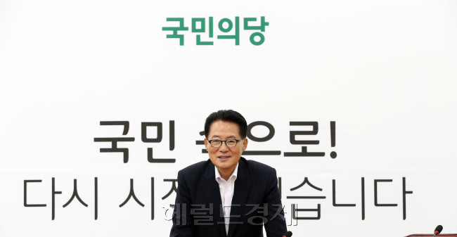 박지원 국민의당 비대위원장이 11일 오후 서울 여의도 국회 국민의당 원내대표 회의실에서 본지와 인터뷰를 가지고 있다. 박해묵 기자/mook@heraldcorp.com