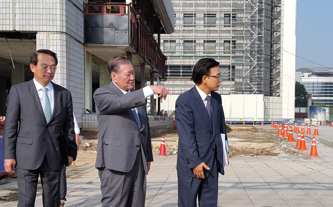 정몽구(사진 가운데) 현대자동차그룹 회장이 삼성동 글로벌 비즈니스센터(GBC) 현장을 방문, 안전과 친환경이 최우선임을 재차 강조했다. [사진제공=현대자동차 그룹]