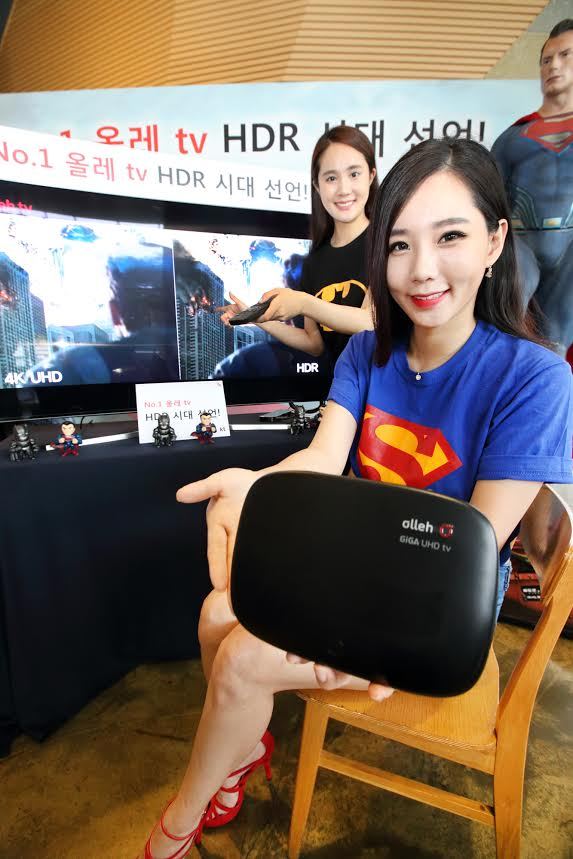KT는 12일 서울 광화문 KT스퀘어에서 ‘세계 최초 IPTV HDR 서비스 상용화’를 발표한 가운데 모델들이 HDR이 적용된 영상을 시연하고 있다. [사진제공=KT]