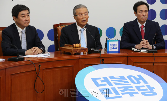 김종인 더불어민주당 비대위 대표가 13일 오전 서울 여의도 국회에서 열린 비상대책위원회의에서 모두발언을 하고 있다. 박해묵 기자/mook@heraldcorp.com