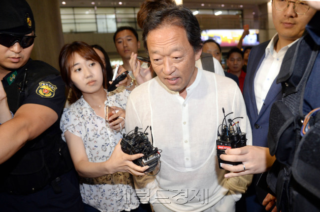 명예훼손과 항공료 횡령 등 의혹으로 고소ㆍ고발된 정명훈 전 서울시립교향악단(서울시향) 감독이 13일 오전 인천공항으로 입국하고 있다. 정 전 감독은 14일 오전 10시에 피고소인 신분으로 서울중앙지검 첨단범죄수사2부(이근수 부장검사)에 출석해 피고소인 신분으로 조사를 받는다. 박현구 기자/phko@heraldcorp.com