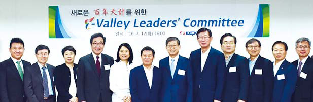 김황식 전 국무총리, 문재도 전 산업부 차관 등 한국전력 에너지밸리 조성 싱크탱크인 산학연관 협의체‘ Energy Valley Leaders’ Committee’ 인사들이 기념촬영을 하고 있다.