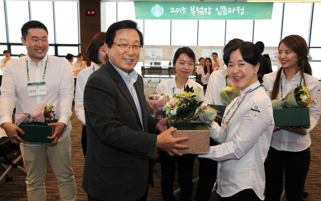 스타벅스 코리아(대표 이석구, 앞줄 왼쪽) 최초 청각장애인 부점장이 된 권순미(앞줄 오른쪽)씨가 지난해 12월 임명받는 모습