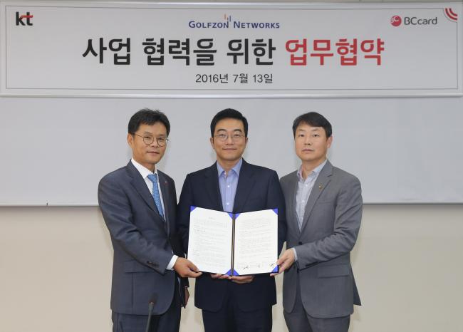 BC카드 장길동 글로벌본부장과 골프존네트웍스 정주명 사업본부장, KT 김봉균 Biz사업본부장(왼쪽부터)이 MOU 체결 후 기념촬영을 하고 있다.