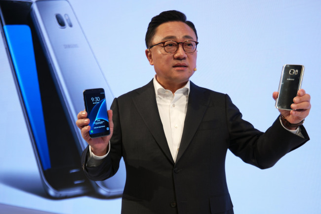 Samsung Electronics mobile chief Koh Dong-jin speaks at the Galaxy S7 unpack event held in Barcelona in February.
