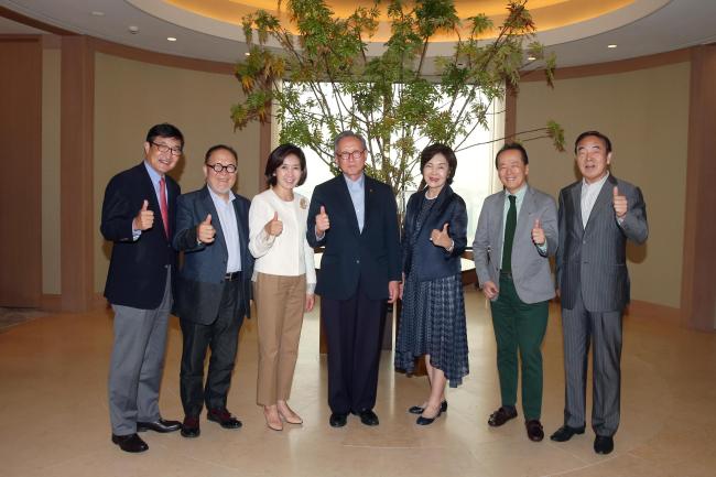 왼쪽부터 한종률 조직위원장, 강석원 대표, 나경원 의원, 김종성 명예사장, 홍라희 관장, 금난새 감독, 김영호 회장.  [사진제공=UIA 서울세계건축대회 조직위원회]