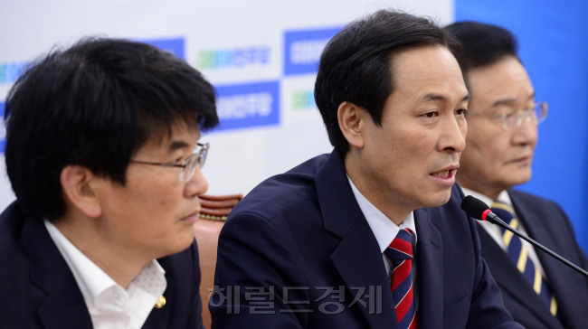 우상호 더불어민주당 원내대표가 14일 오전 서울 여의도 국회에서 열린 정책조정회의에서 모두발언을 하고 있다. 박해묵 기자/mook@heraldcorp.com
우상호 더불어민주당 원내대표가 14일 오전 서울 여의도 국회에서 열린 정책조정회의에서 모두발언을 하고 있다. 박해묵 기자/mook@heraldcorp.com