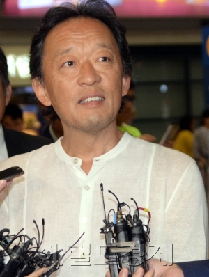 박현정(54) 전 서울시립교향악단 대표와 법적 다툼에 휘말린 정명훈(63) 전 서울시향 예술감독이 14일 오전 검찰에 출석했다. 정 전 감독은 심정을 묻는 기자들의 질문에 “진실이 밝혀질 때가 왔다”고 했다. 박현구 기자/phko@heraldcorp.com