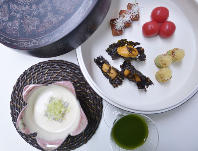 An entree of seasonal ingredients served with an extract of herbs, fruit and cold white bean soup (Lee Sang-sub/The Korea Herald)