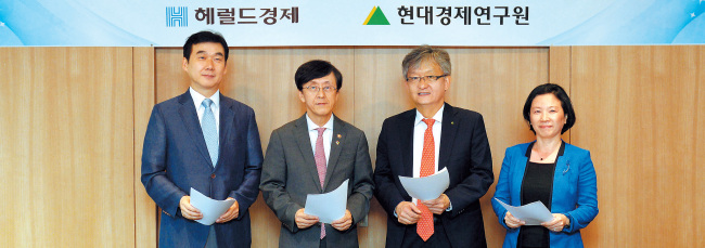 헤럴드경제와 현대경제연구원(원장 강인수)이 마련한 연중 세미나 ‘출산율 2.1 시대를 향한 낯선 경제학’의 세 번째 좌담회가 지난 달 29일 서울 소공동 롯데호텔에서 열렸다. 왼쪽부터 이창무 한국주택학회장(한양대 도시공학과 교수), 김경환 국토교통부 제1차관, 강인수 현대경제연구원장, 천현숙 국토연구원 주택토지연구본부장. 이상섭 기자/babtong@heraldcorp.com