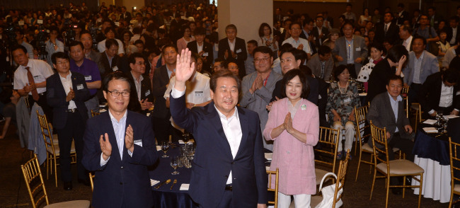 김무성 새누리당 전 대표가 14일 서울 영등포구 그랜드컨벤션센터에서 열린 '당 대표 취임 2주년 행사'에 참석해 지지자들에게 손을 흔들고 있다. 박해묵 기자/mook@heraldcorp.com
김무성 새누리당 전 대표가 14일 서울 영등포구 그랜드컨벤션센터에서 열린 '당 대표 취임 2주년 행사'에 참석해 지지자들에게 손을 흔들고 있다. 박해묵 기자/mook@heraldcorp.com