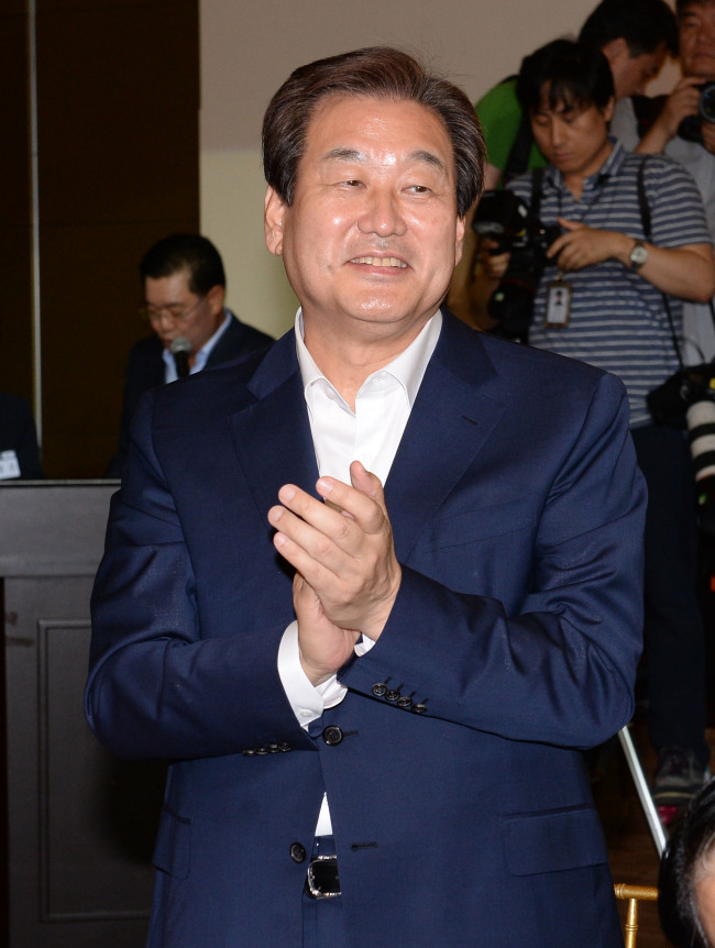 김무성 새누리당 전 대표가 14일 서울 영등포구 그랜드컨벤션센터에서 열린 '당 대표 취임 2주년 행사'에 참석해 박수를 치고 있다. 박해묵 기자/mook@heraldcorp.com
김무성 새누리당 전 대표가 14일 서울 영등포구 그랜드컨벤션센터에서 열린 '당 대표 취임 2주년 행사'에 참석해 박수를 치고 있다. 박해묵 기자/mook@heraldcorp.com