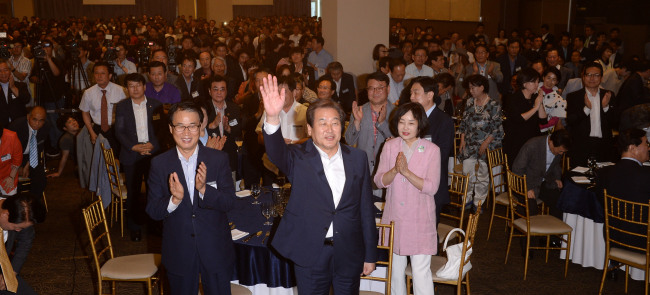 김무성 새누리당 전 대표가 14일 서울 영등포구 그랜드컨벤션센터에서 열린 '당 대표 취임 2주년 행사'에 참석해 지지자들에게 손을 흔들고 있다. 박해묵 기자/mook@heraldcorp.com
김무성 새누리당 전 대표가 14일 서울 영등포구 그랜드컨벤션센터에서 열린 '당 대표 취임 2주년 행사'에 참석해 지지자들에게 손을 흔들고 있다. 박해묵 기자/mook@heraldcorp.com