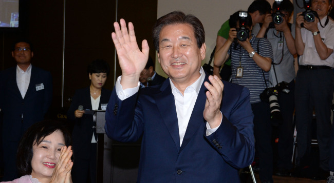 김무성 새누리당 전 대표가 14일 서울 영등포구 그랜드컨벤션센터에서 열린 '당 대표 취임 2주년 행사'에 참석해 지지자들에게 손을 흔들고 있다. 박해묵 기자/mook@heraldcorp.com
김무성 새누리당 전 대표가 14일 서울 영등포구 그랜드컨벤션센터에서 열린 '당 대표 취임 2주년 행사'에 참석해 지지자들에게 손을 흔들고 있다. 박해묵 기자/mook@heraldcorp.com