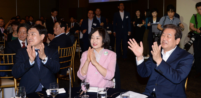 김무성 새누리당 전 대표가 14일 서울 영등포구 그랜드컨벤션센터에서 열린 '당 대표 취임 2주년 행사'에 참석해 박수를 치고 있다. 박해묵 기자/mook@heraldcorp.com
김무성 새누리당 전 대표가 14일 서울 영등포구 그랜드컨벤션센터에서 열린 '당 대표 취임 2주년 행사'에 참석해 박수를 치고 있다. 박해묵 기자/mook@heraldcorp.com