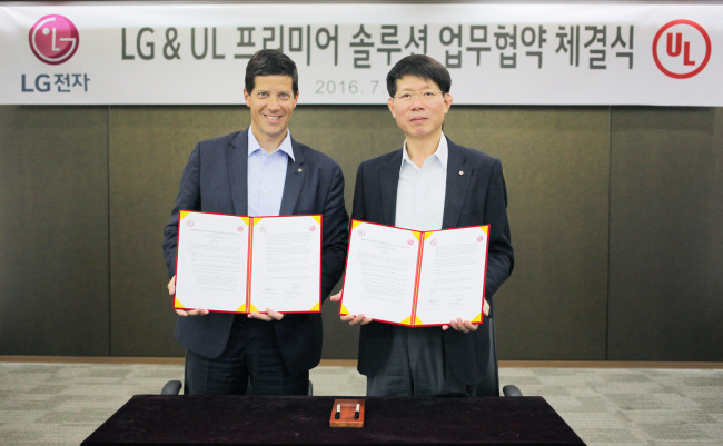 LG전자 H&A 품질경영 FD담당 윤경석 상무(오른쪽)가 UL 글로벌 가전기기 사업부문 토드 데니슨 총괄과 ‘UL 프리미어 솔루션 도입’을 위한 업무 협약을 체결한 뒤 기념사진을 찍고 있다. [사진제공=LG전자]
