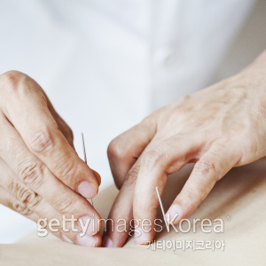 생리통 완화를 위해 ‘수기치료’를 해준다는 명목으로 여학생들의 신체 곳곳을 만진 한의사가 항소심에서 실형을 받았다. 사진은 관련 이미지. [사진출처=게티이미지뱅크]