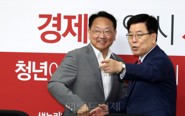 유일호 경제부총리(왼쪽)와 김광림 새누리당 정책위의장이 15일 오전 서울 여의도 국회에서 열린 2016년도 추가경정예산 당정협의에서 인사를 나누고 있다. 박해묵 기자/mook@heraldcorp.com