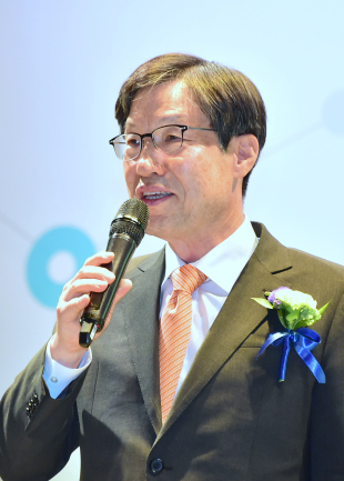 권오준 회장이 지난 13일 미래창조과학부가 주최한 ‘2016년 세계 과학기술인대회’에서 ‘대한민국 최고과학기술인상’을 받은 뒤 수상소감을 발표하고 있다. <사진제공=포스코>