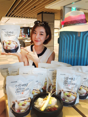 여행갈 때 삼계탕 챙기세요! 신세계면세점 명동점은 초복을 맞이해 11층 꽃마차 매대에서 오는 28일까지 피코크 삼계탕을 2개 사면 1개 더 주는 2+1행사를 진행한다고 밝혔다. [사진=신세계 면세점 제공]