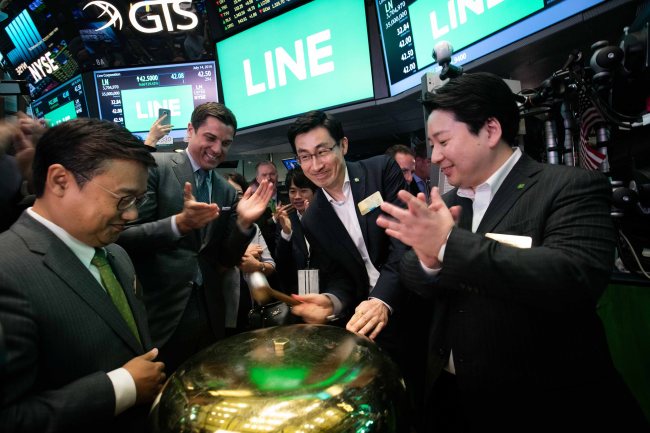 14일(현지시간) 미국 뉴욕증권거래소(NYSE)에서 진행된 네이버의 자회사 라인(LINE)의 상장 기념식에서 황인준 라인 최고재무책임자 (왼쪽)와 신중호 라인최고글로벌경영자(가운데), 마츠다 준 라인최고전략마케팅책임자(오른쪽)가 타종하고 있다.   [사진제공=라인]