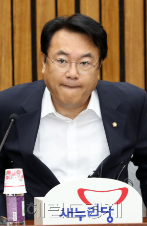 정진석 새누리당 원내대표가 15일 오전 서울 여의도 국회에서 열린 원내대책회의에 참석하고 있다. 박해묵 기자/mook@heraldcorp.com