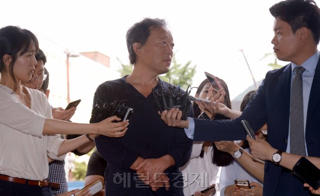 15일 항공료 휭령의혹으로 고발을 받은 정명훈 전 서울시립교향악단 예술감독이 종로경찰서로 출두하면서 기자들의 질문에 답하고 있다.
정희조 기자/cheho@heraldcorp.com