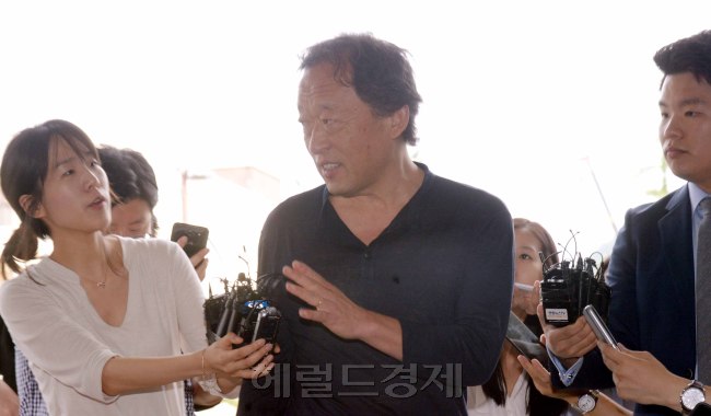 15일 항공료 휭령의혹으로 고발을 받은 정명훈 전 서울시립교향악단 예술감독이 종로경찰서로 출두하면서 기자들의 질문에 답하고 있다. 정희조 기자/cheho@heraldcorp.com