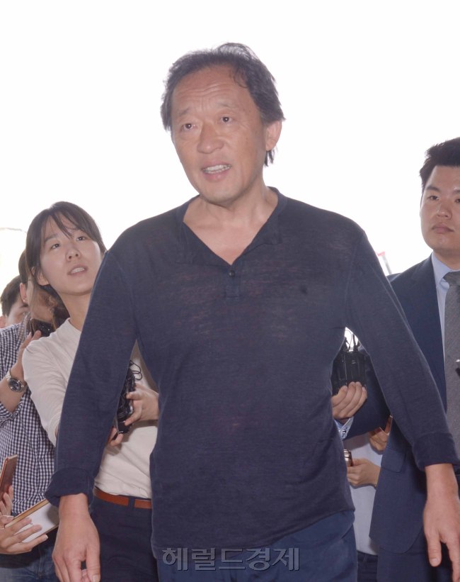 15일 항공료 휭령의혹으로 고발을 받은 정명훈 전 서울시립교향악단 예술감독이 종로경찰서로 출두하면서 기자들의 질문에 답하고 있다.
정희조 기자/cheho@heraldcorp.com