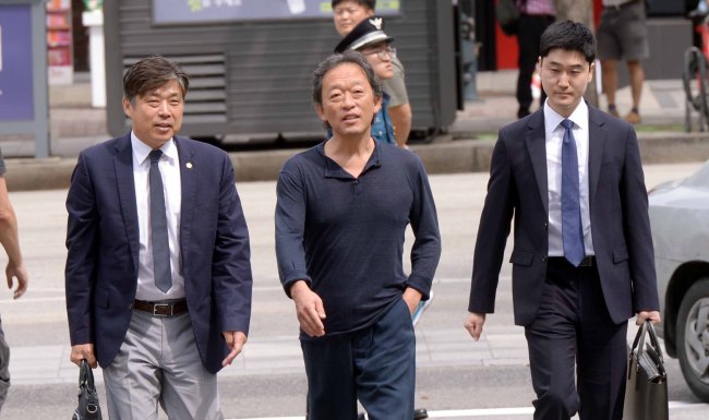 15일 항공료 휭령의혹으로 고발을 받은 정명훈 전 서울시립교향악단 예술감독이 종로경찰서로 출두하면서 기자들의 질문에 답하고 있다. <br />정희조 기자/cheho@heraldcorp.com  160714
15일 항공료 휭령의혹으로 고발을 받은 정명훈 전 서울시립교향악단 예술감독이 종로경찰서로 출두하면서 기자들의 질문에 답하고 있다.
정희조 기자/cheho@heraldcorp.com  160714