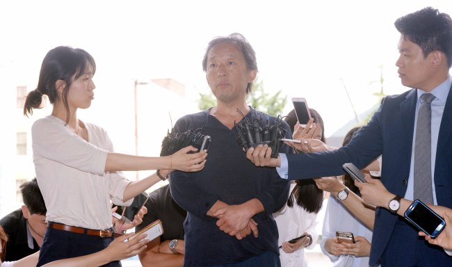 15일 항공료 휭령의혹으로 고발을 받은 정명훈 전 서울시립교향악단 예술감독이 종로경찰서로 출두하면서 기자들의 질문에 답하고 있다. <br />정희조 기자/cheho@heraldcorp.com  160714
15일 항공료 휭령의혹으로 고발을 받은 정명훈 전 서울시립교향악단 예술감독이 종로경찰서로 출두하면서 기자들의 질문에 답하고 있다.
정희조 기자/cheho@heraldcorp.com  160714