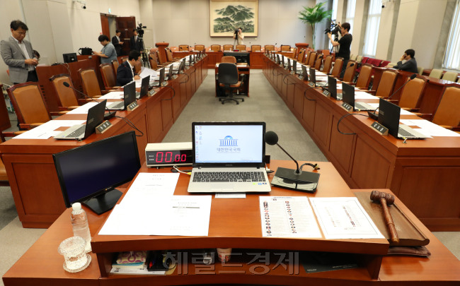 정진석 새누리당 원내대표가 15일 국회 환경노동위원회가 전날 야당 단독으로 고용노동부의 2015회계연도 예비비 지출 승인안을 처리한 것과 관련해 전 의원에게 상임위 일정 중단을 지시한 가운데 이날 오전 열릴 예정이였던 운영위원회 전체회의가 여당의원들의 불참으로 파행됐다.박해묵 기자/mook@heraldcorp.com