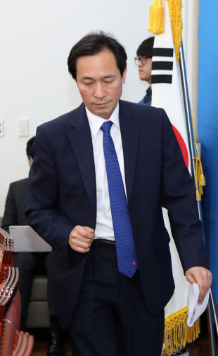 우상호 더불어민주당 원내대표가 15일 오전 서울 여의도 국회에서 열린 사드대책위원회의에 참석하고 있다. 박해묵 기자/mook@heraldcorp.com