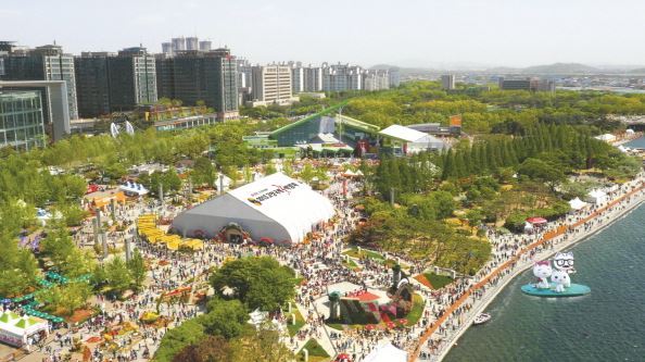 A bird’s eye view of Ilsan Lake Park.