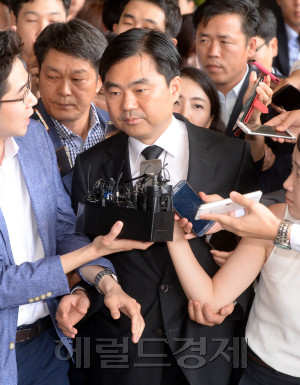 진경준(49) 검사장이 ‘주식 대박’ 의혹과 관련해 지난 14일 오전 서울 서초동 서울중앙지검으로 들어서며 취재진의 질문에 답하고 있다. 진 검사장은 17일 뇌물 혐의로 결국 구속됐다. 현직 검사장 중 사상 처음이다.   박현구 기자/phko@heraldcorp.com