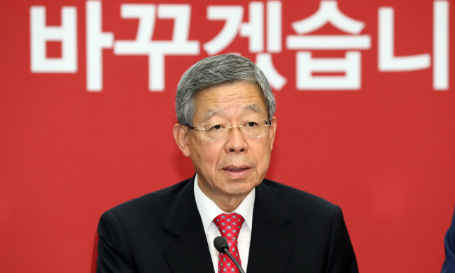 김희옥 새누리당 혁신비상대책위원장이 18일 오전 서울 여의도 새누리당 당사에서 열린 혁신비대위에서 모두발언을 하고 있다. 박해묵 기자/mook@heraldcorp.com
김희옥 새누리당 혁신비상대책위원장이 18일 오전 서울 여의도 새누리당 당사에서 열린 혁신비대위에서 모두발언을 하고 있다. 박해묵 기자/mook@heraldcorp.com
