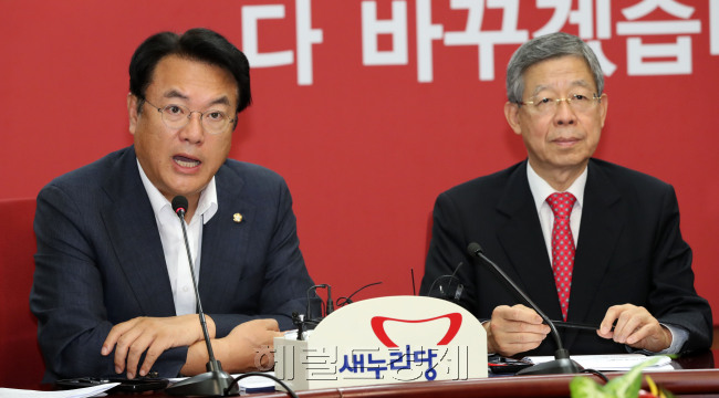 정진석 새누리당 원내대표가 18일 오전 서울 여의도 새누리당 당사에서 열린 혁신비대위에서 모두발언을 하고 있다. 박해묵 기자/mook@heraldcorp.com
