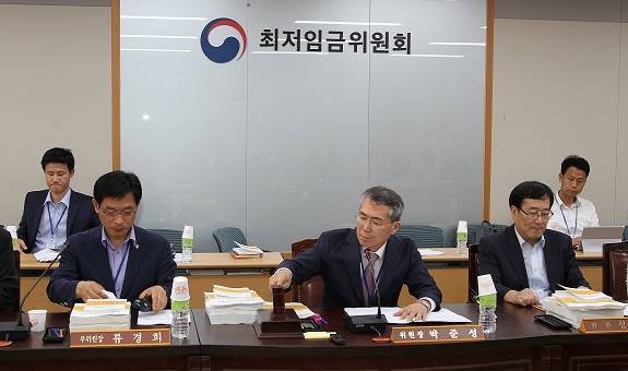 최저임금위원회가 내년도 최저임금액을 지난해보다 7.3% 인상된 6470원으로 결정하고 있다.  [사진제공=최저임금위원회]