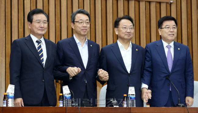 18일 오전 서울 여의도 국회에서 3당 정책위의장과 유일호 경제부총리가 제3차 민생경제 현안점검회의를 가지기 앞 서 포즈를 취하고 있다.(사진왼쪽부터 변재일 더불어민주당 정책위의장, 김성식 국민의당 정책위의장, 유일호 경제부총리, 김광림 새누리당 정책위의장) 박해묵 기자/mook@heraldcorp.com