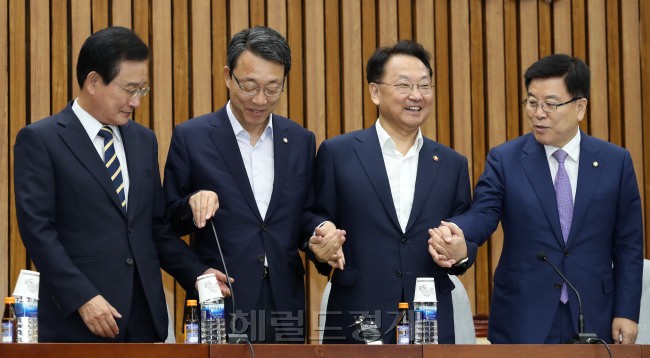 18일 오전 서울 여의도 국회에서 3당 정책위의장과 유일호 경제부총리는 제3차 민생경제 현안점검회의를 열고 추경 등 경제현안을 점검했다. 왼쪽부터 변재일 더불어민주당 정책위의장, 김성식 국민의당 정책위의장, 유일호 경제부총리, 김광림 새누리당 정책위의장.
박해묵 기자/mook@heraldcorp.com