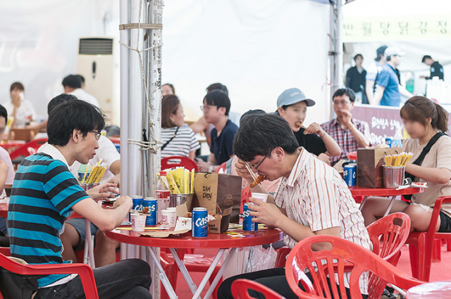 Visitors munch on fried chicken during last year’s Daegu Chicken and Beer Festival at Duryu Park in Dalseo-gu, Daegu. (Daegu Chicken and Beer Festival)